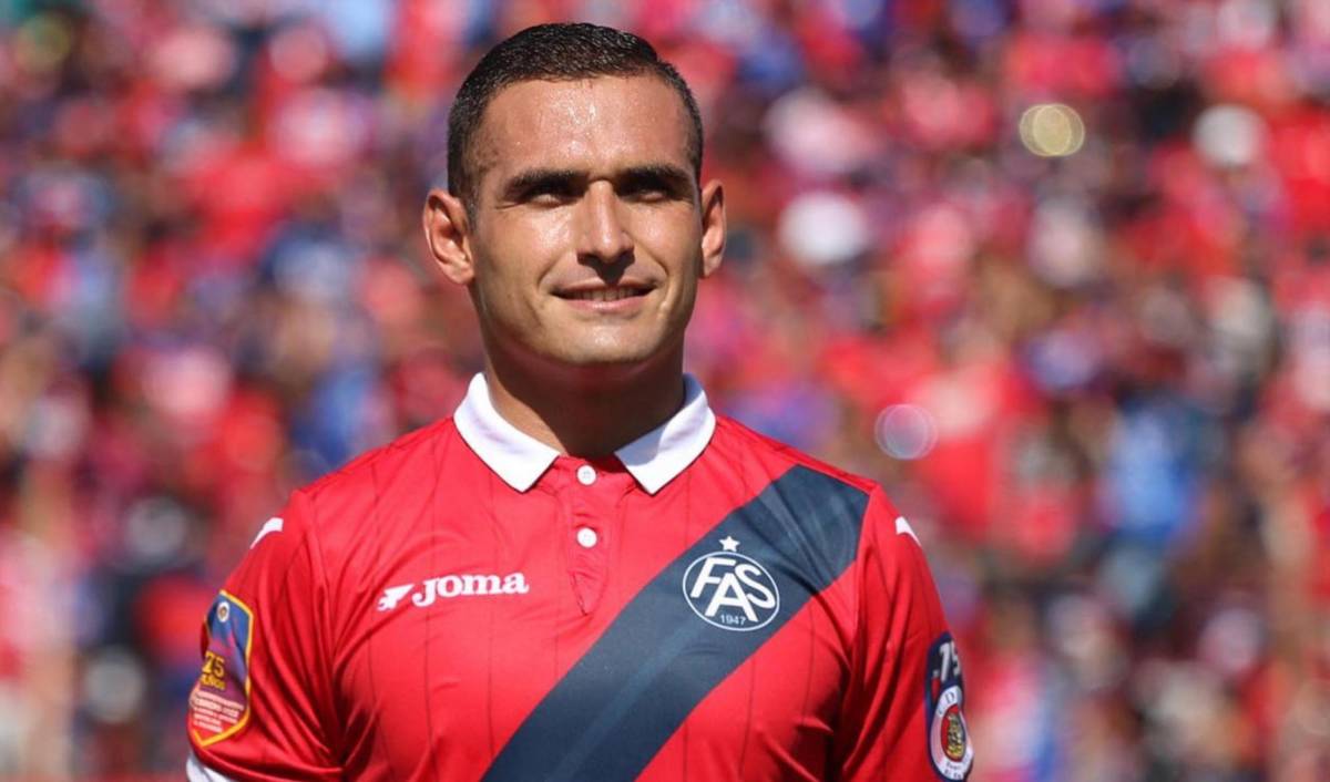 Solo disputó un partido: Omar Rosas sorprende y deja las filas del FAS de El Salvador
