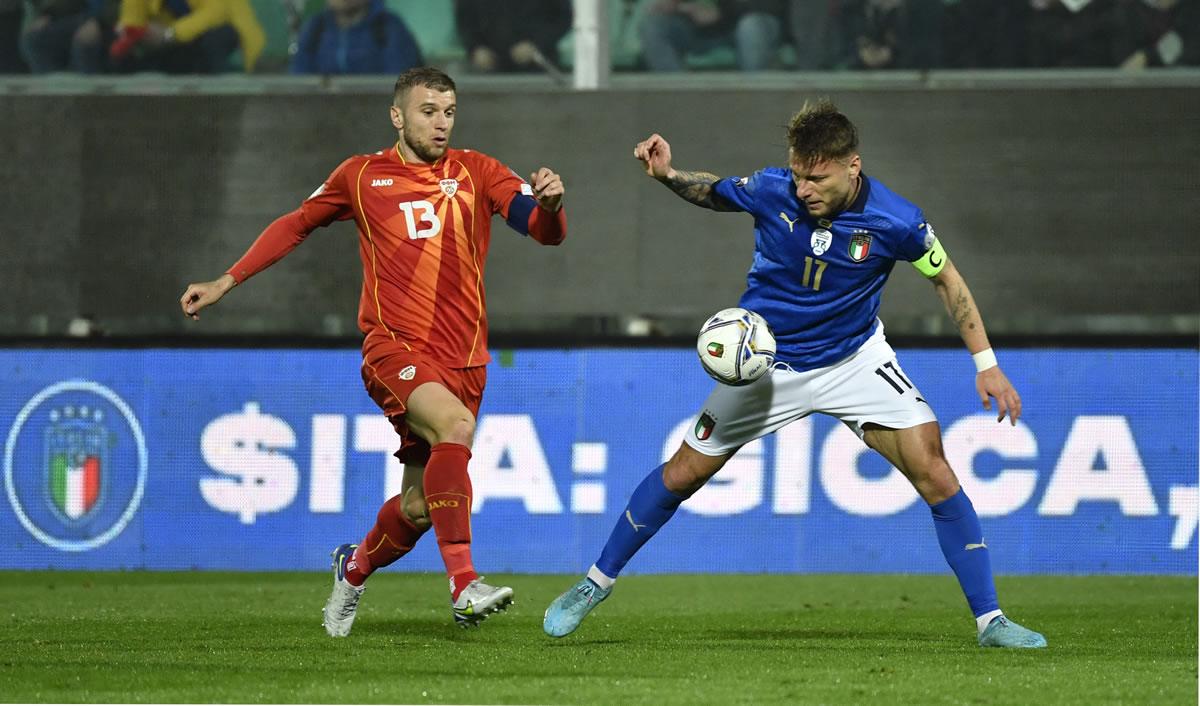 El defensa Stefan Ristovski marcando al delantero Ciro Immobile.