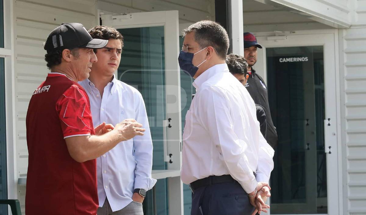 Pedro Troglio conversando con Rafael Villeda.