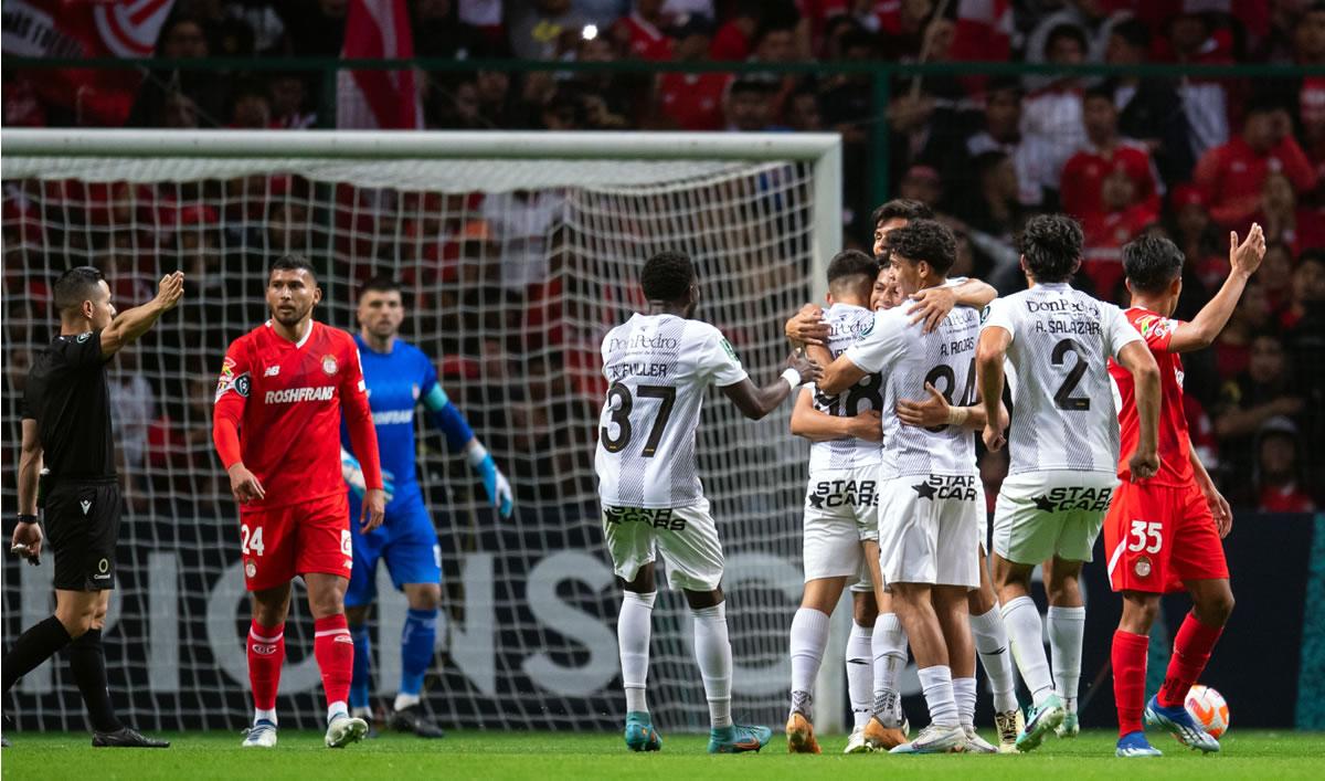 Los jugadores del Herediano celebrando el gol de Joshua Canales ante Toluca.
