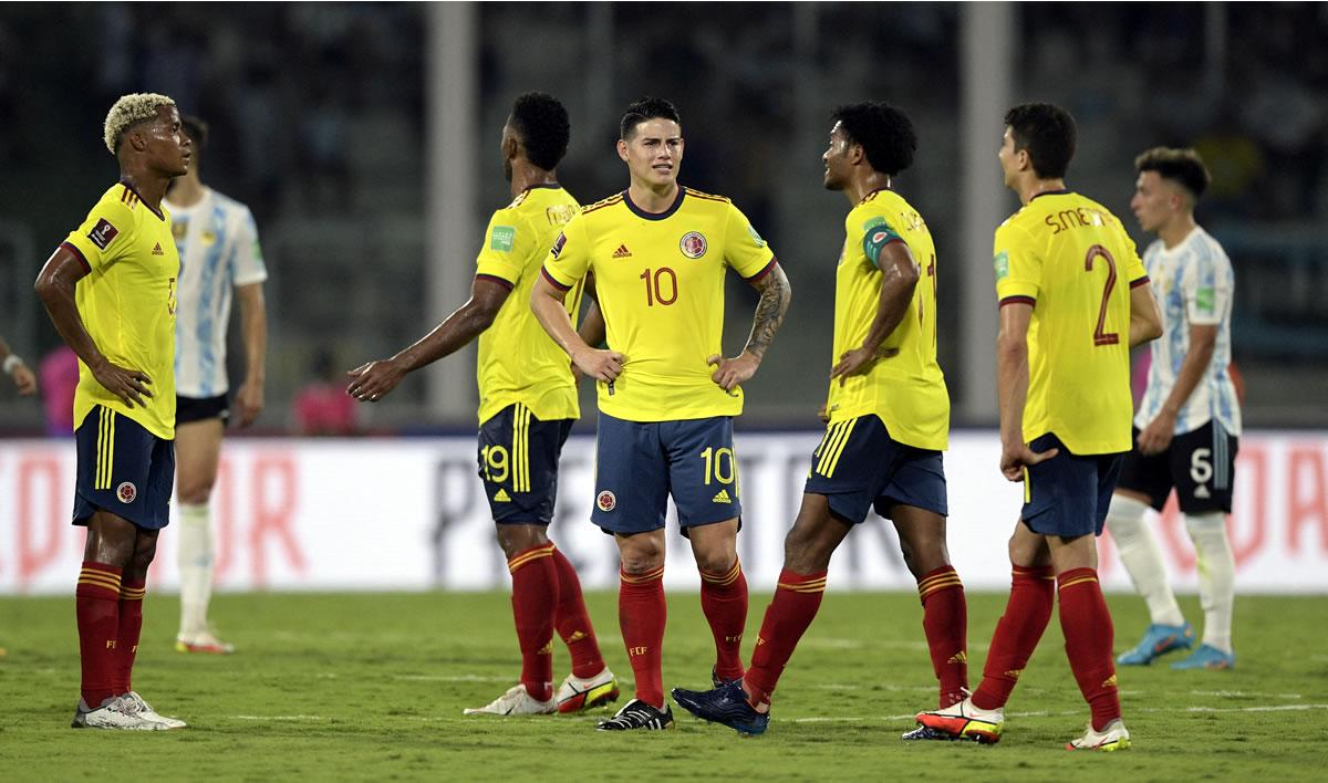 El lamento de los jugadores colombianos tras perder con Argentina.