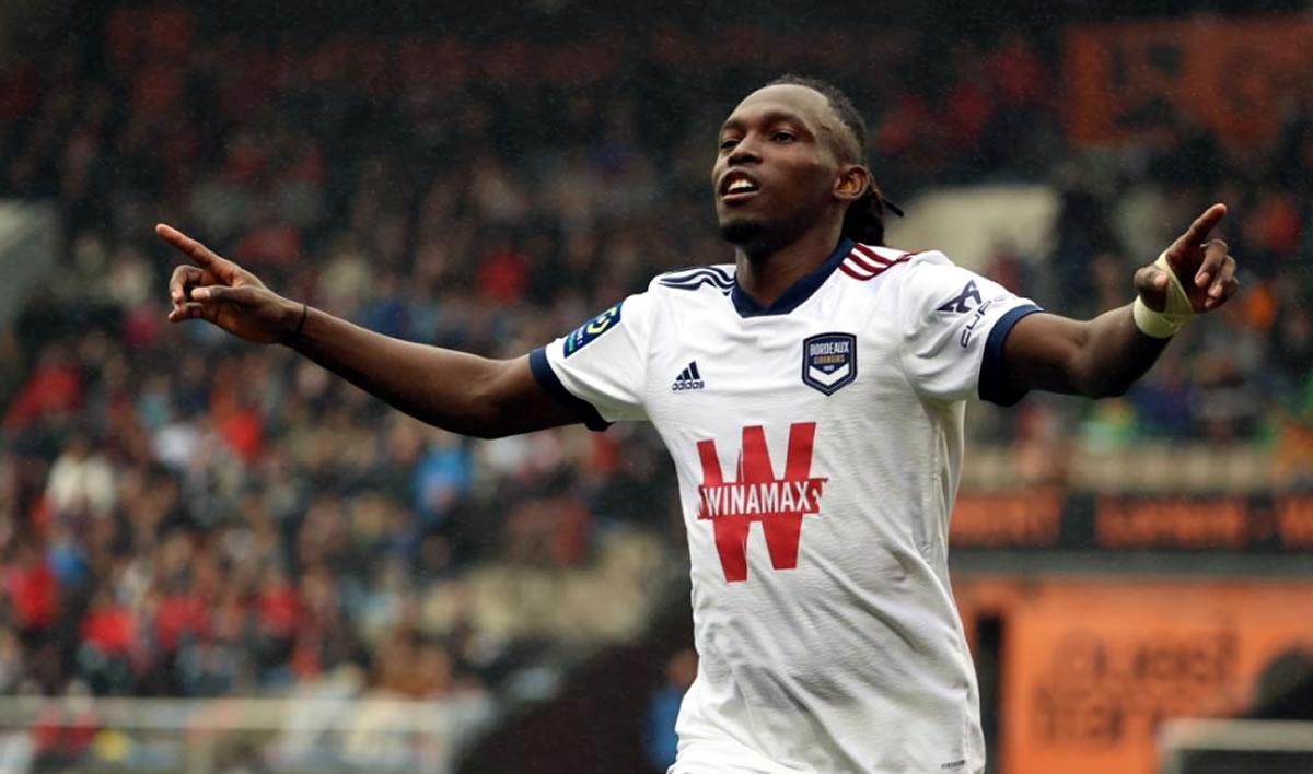 Alberth Elis celebrando su primer gol con al camiseta del Burdeos.