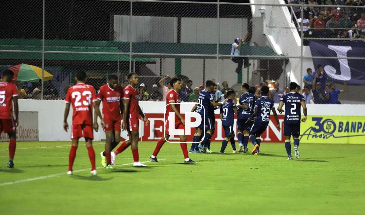 Los azules rescataron un empate 2-2 frente al Real Sociedad y ahora tendrán que pelear a muerte en la última fecha contra Victoria en La Ceiba.