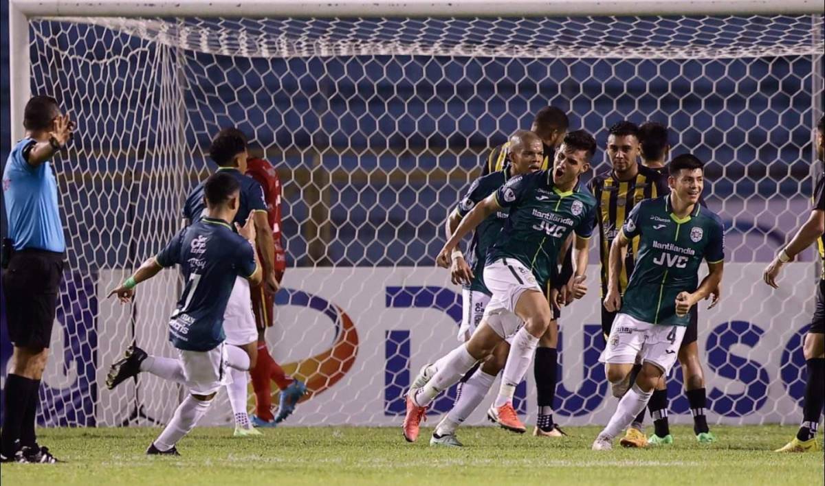 André Orellana grita a todo pulmón su gol que emparejó el partido.