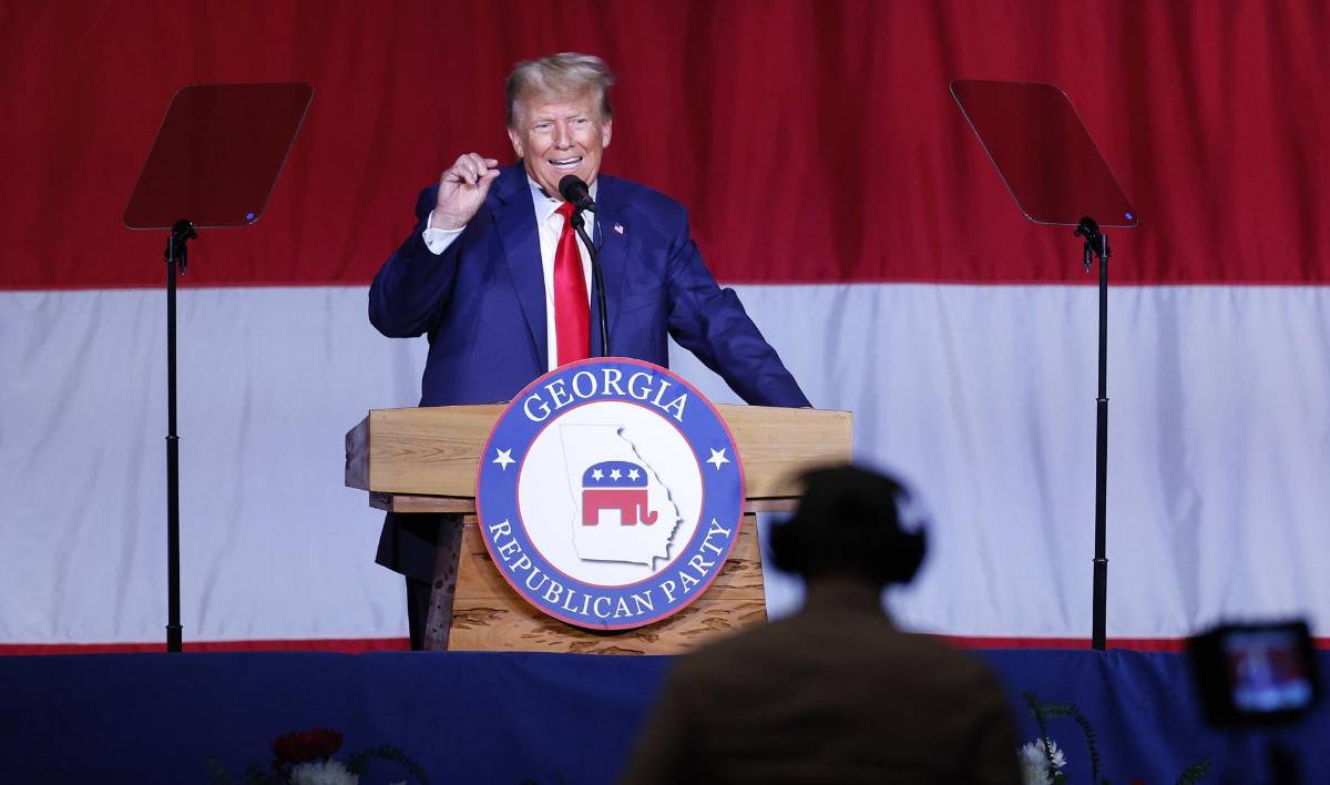 Trump dice que envío de bombas de racimo a Ucrania empuja a una III Guerra Mundial