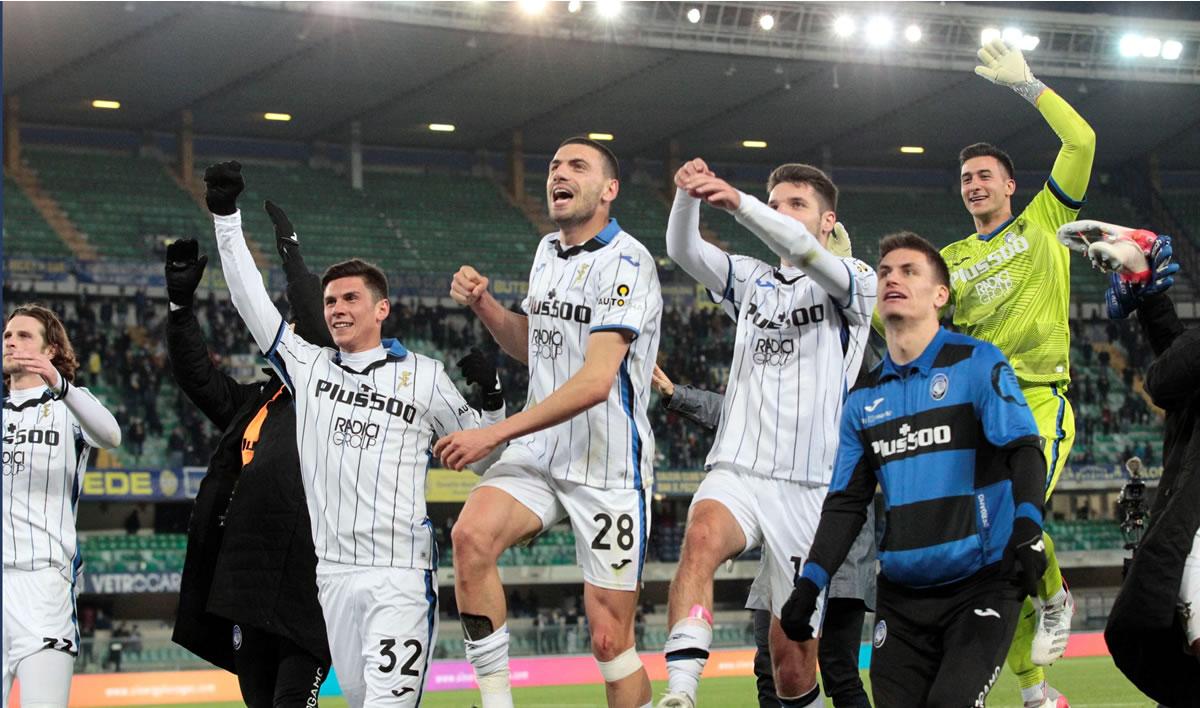Jugadores del Atalanta celebran el triunfo sobre Hellas Verona.