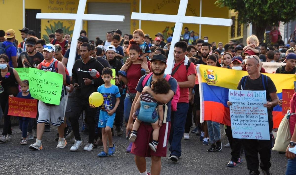 Nueva caravana de migrantes acuerda regularización con autoridades mexicanas