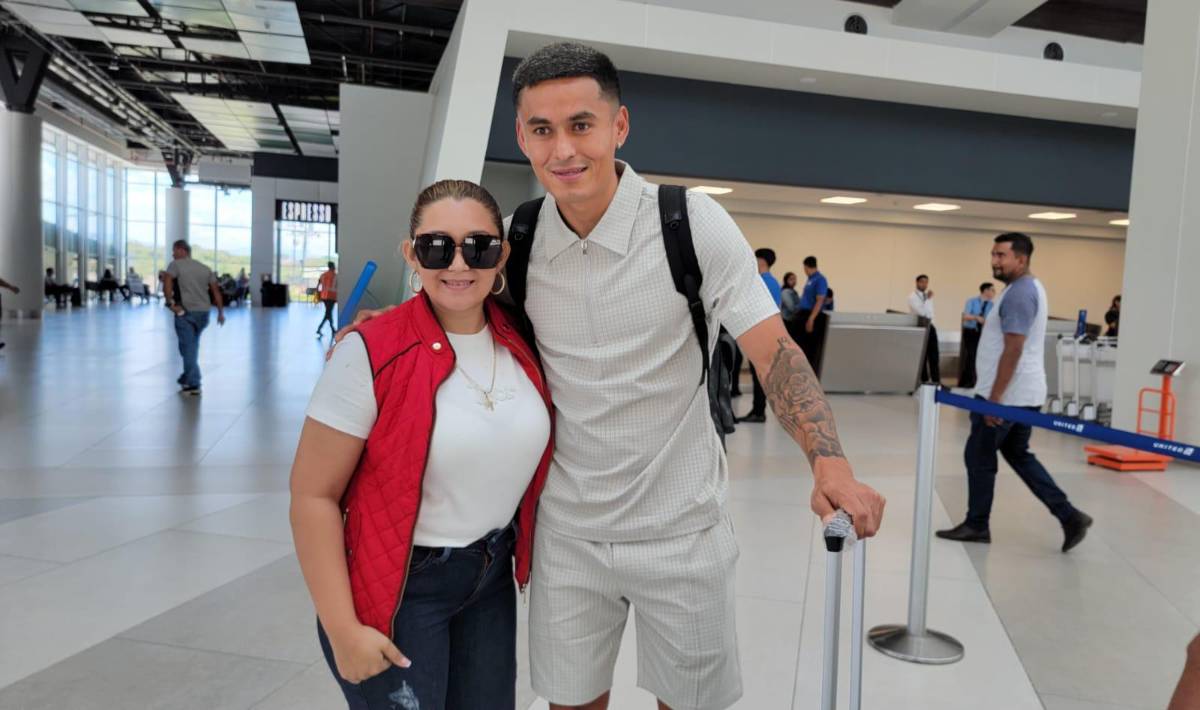 Andy Najar accedió a tomar fotografías con aficionados que lo solicitaban.