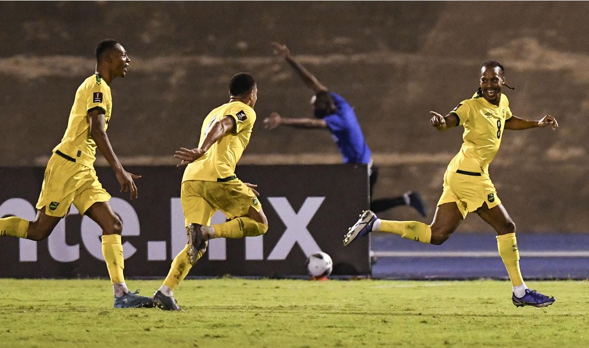 Daniel Johnson corre a celebrar su gol contra México.