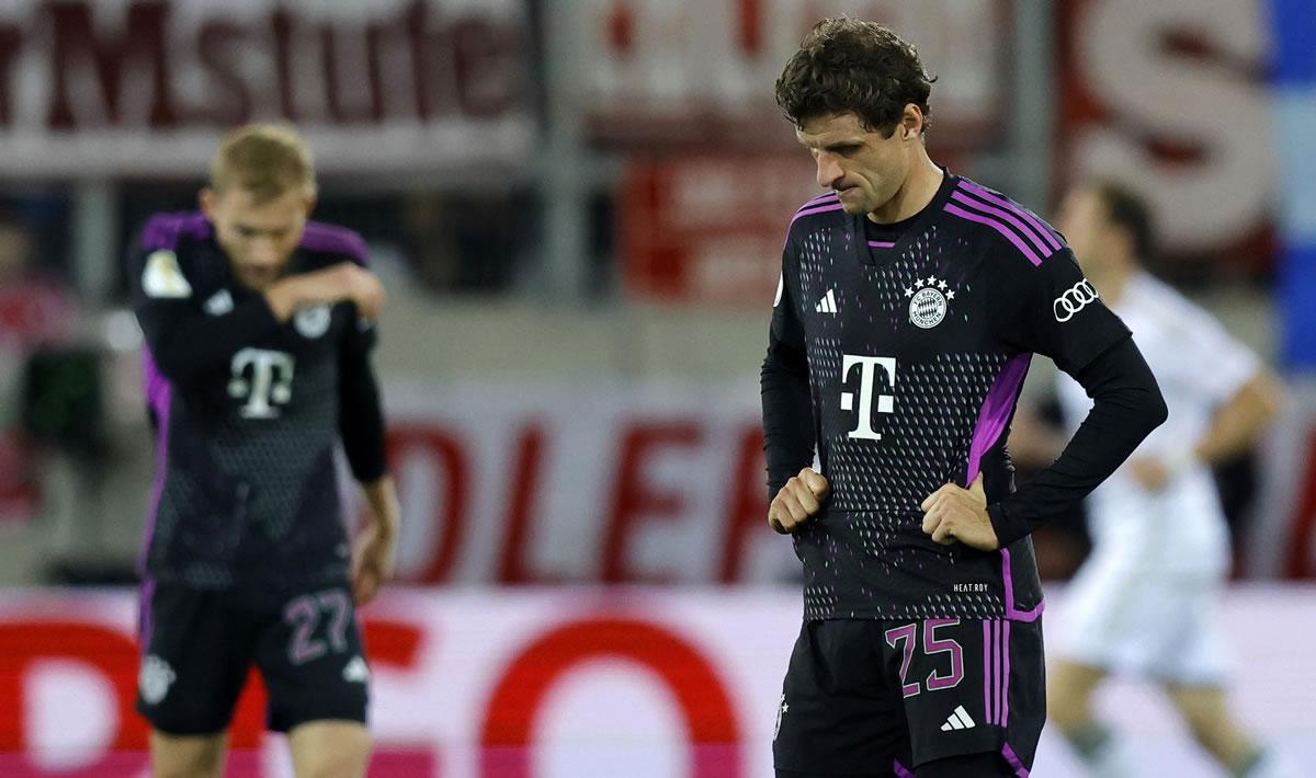 Thomas Müller, cabizbajo en la eliminación del Bayern Múnich en la Copa de Alemania contra el Saarbrücken.