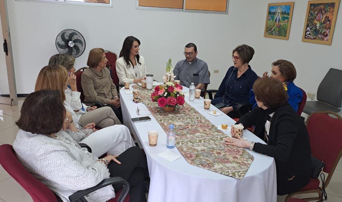 Las damas de la fundación Suyapa en una reunión con el padre Carlos Magno.