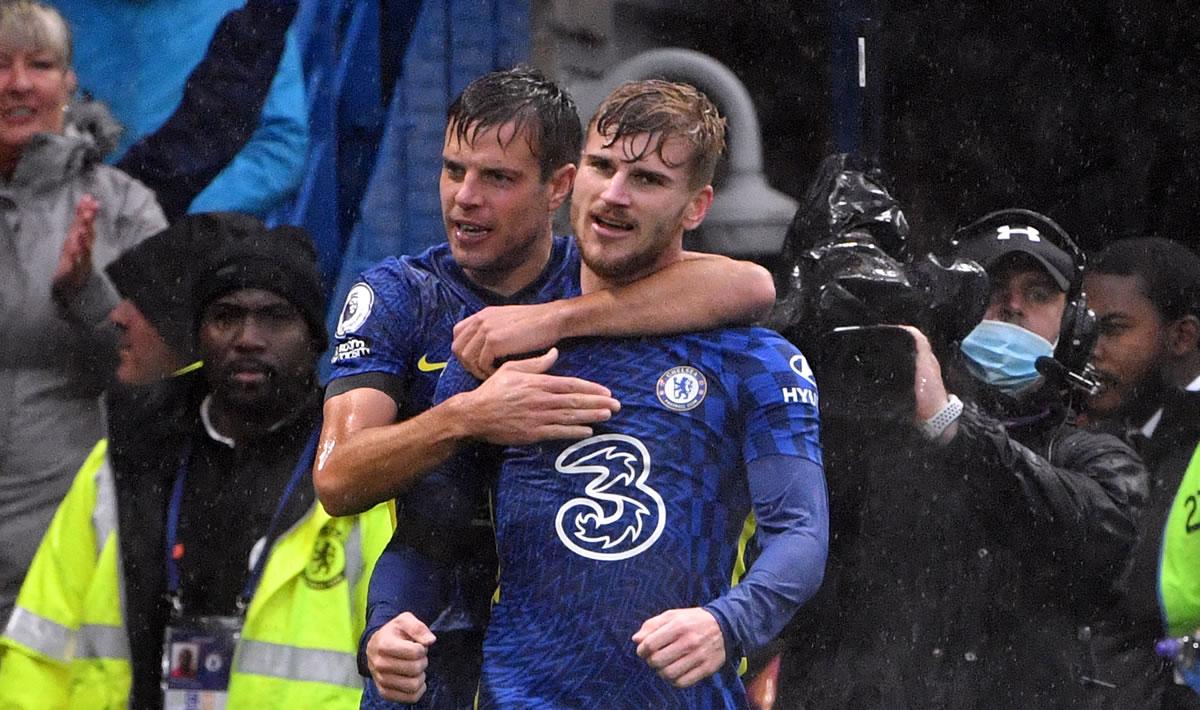 Timo Werner festeja su gol junto a César Azpilicueta.