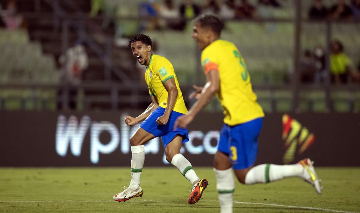 Marquinhos gritando su gol que empató el partido para Brasil en Venezuela.