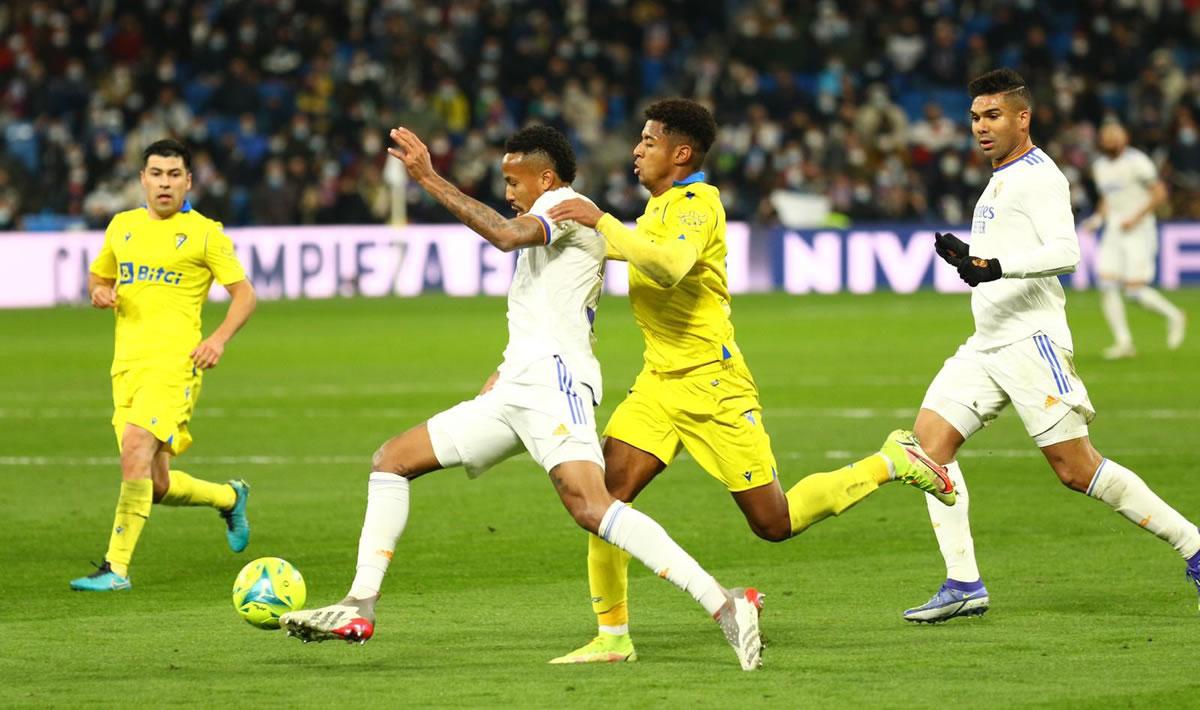 ‘Choco’ Lozano tuvo un duelo bravo con Éder Militao.