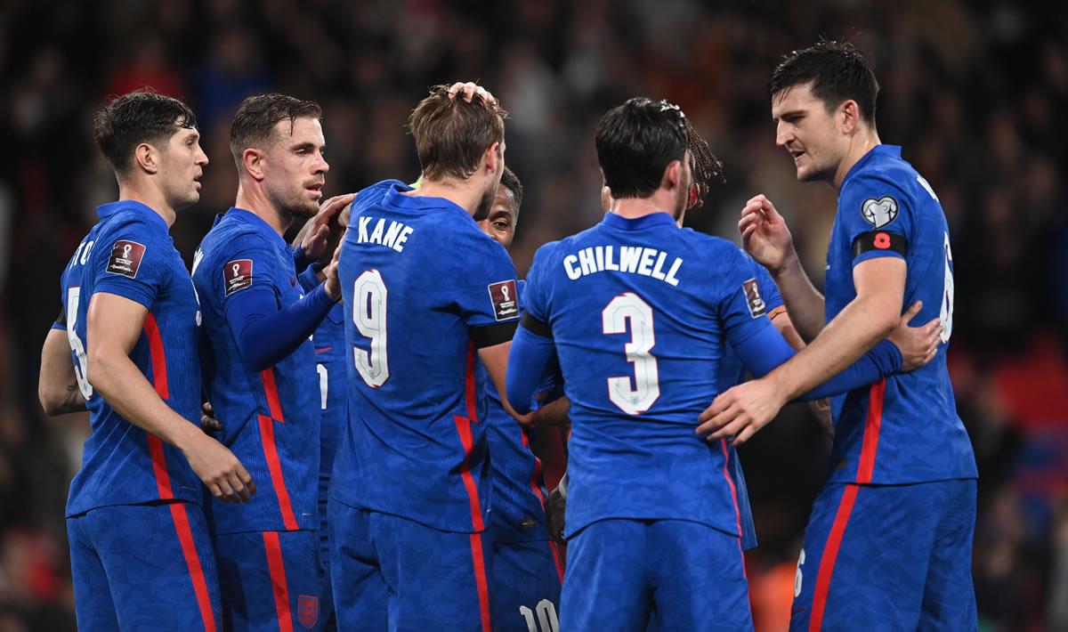 Jugadores de Inglaterra celebrando un gol de Harry Kane.