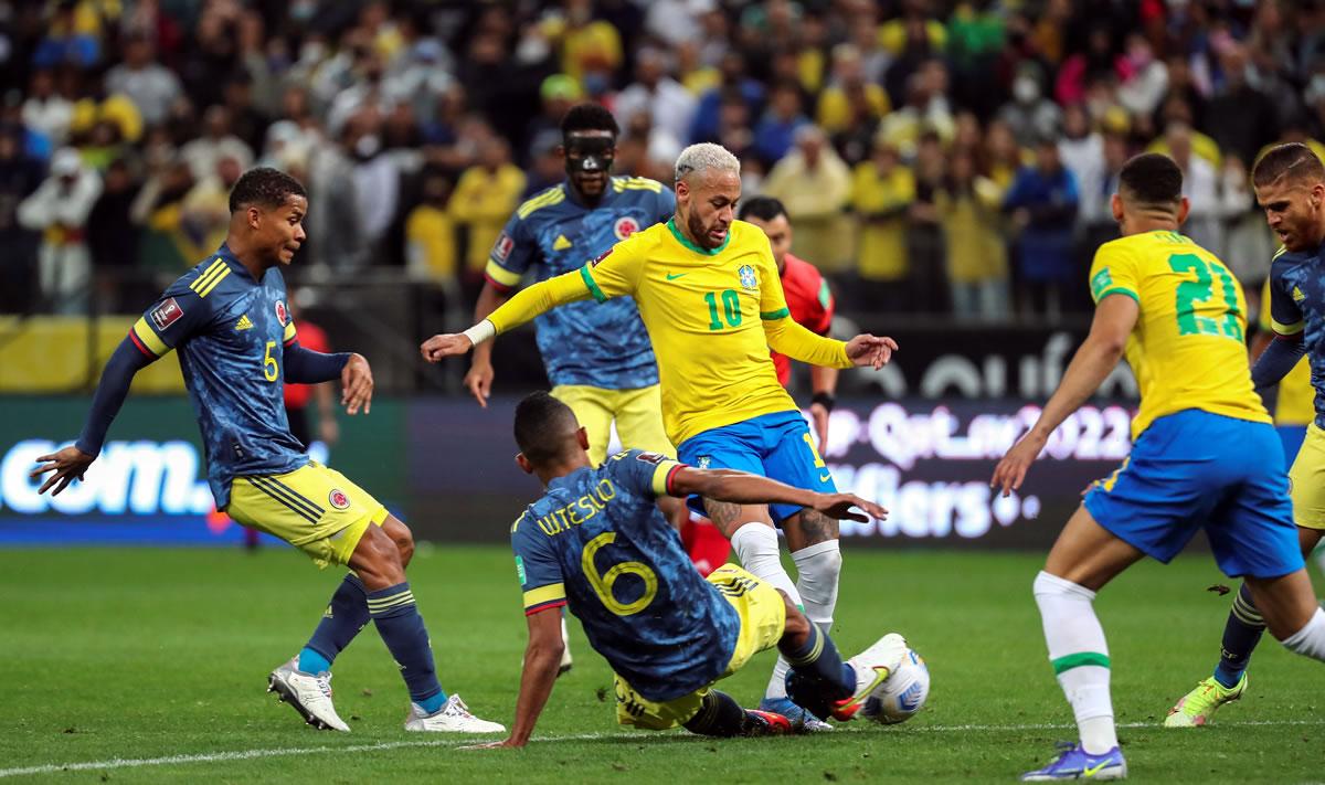 Neymar es marcado por el colombiano William Tesillo.