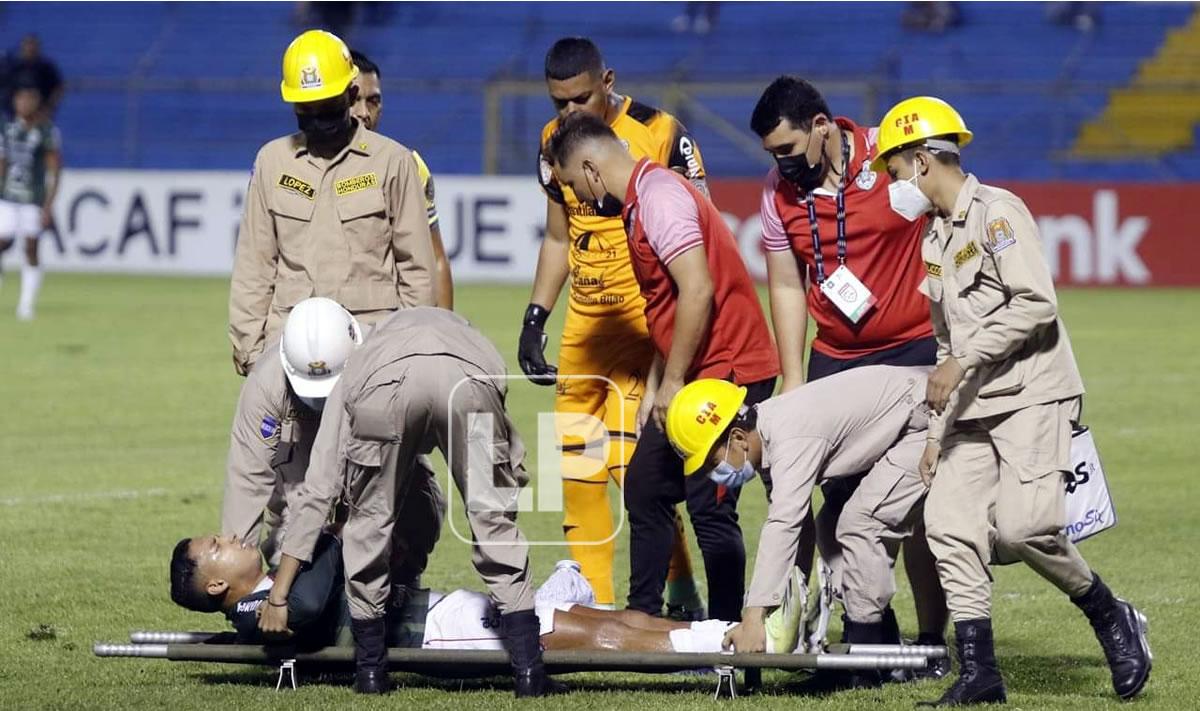 Emilio Izaguirre fue sacado en camilla del campo.