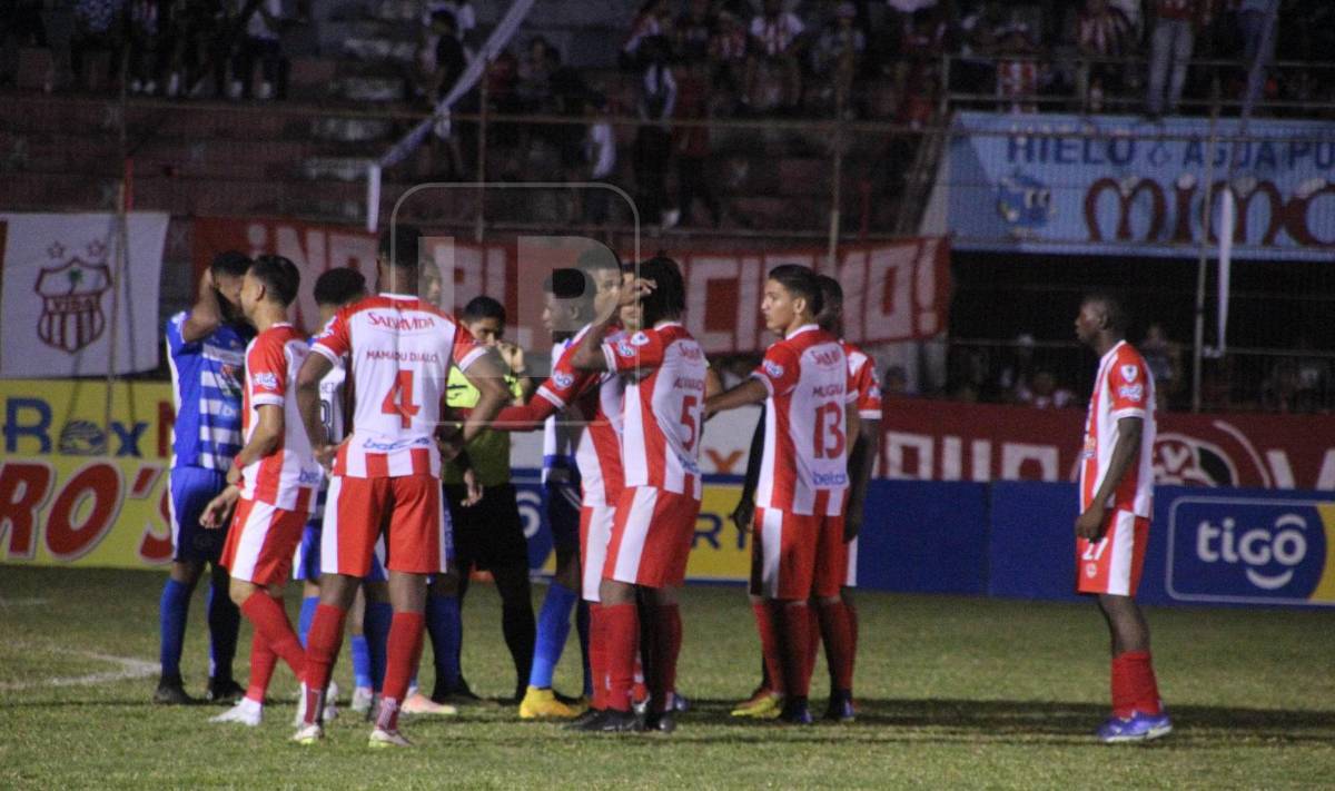 El clásico ceibeño se detuvo por media hora por un apagón en el estadio.
