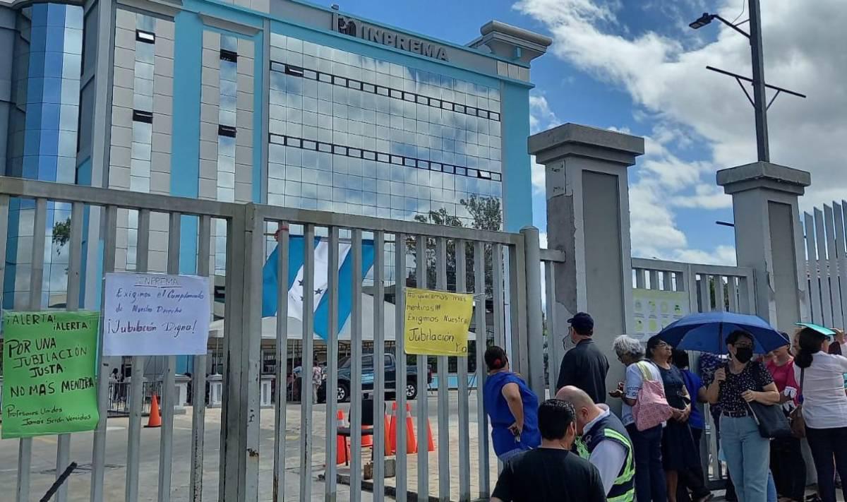 Maestros se jubilarán con el 90% de su salario con reformas a ley