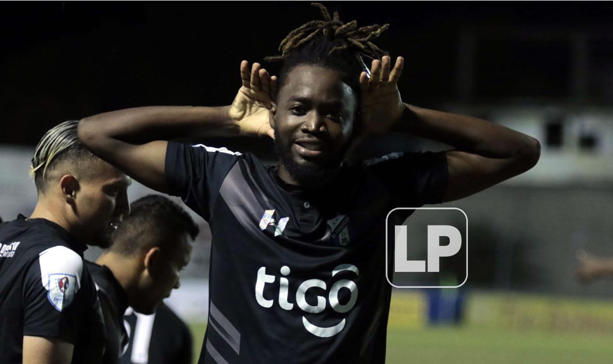 Geovanny Martínez, la noche que marcó un hat-trick en el Micheletti.