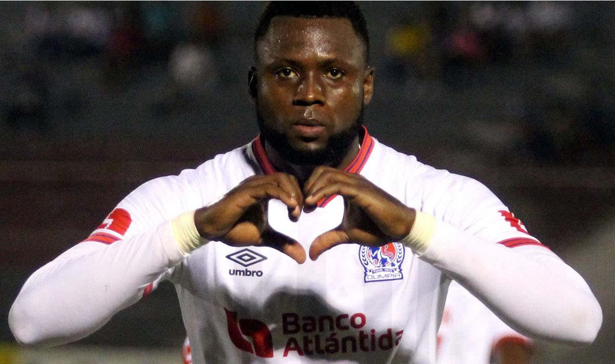 Yustin Arboleda celebrando uno de sus goles contra el Victoria.