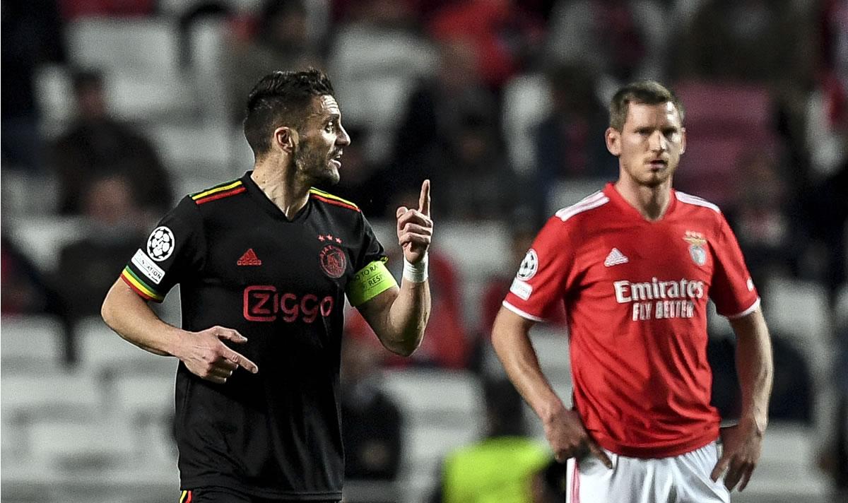Dusan Tadić celebrando el primer gol del Ajax contra el Benfica.
