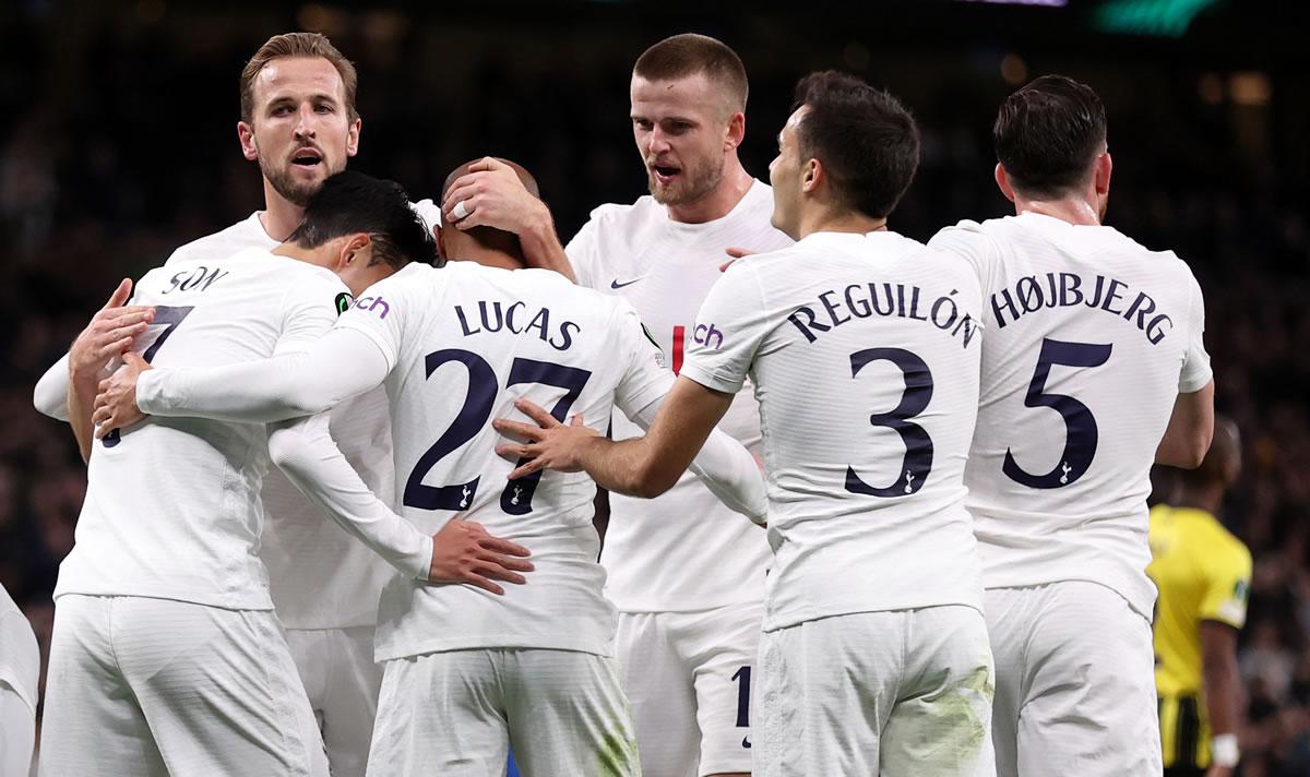 Lucas Moura, felicitado por sus compañeros tras marcar un gol ante Vitesse.