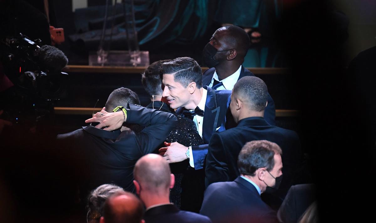 Lewandowski se acercó a Messi al final de la Gala para felicitarlo.