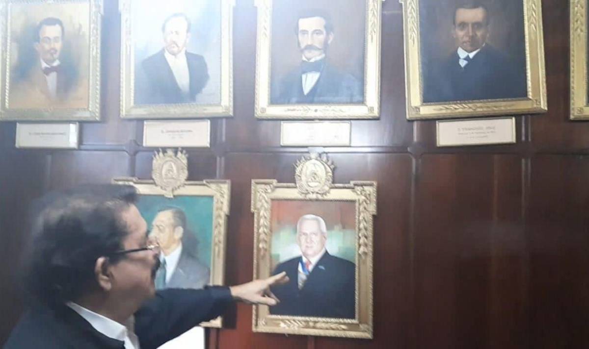 Cuadro de Micheletti fue movido a una sala de presidentes que llegaron al poder tras golpe de Estado