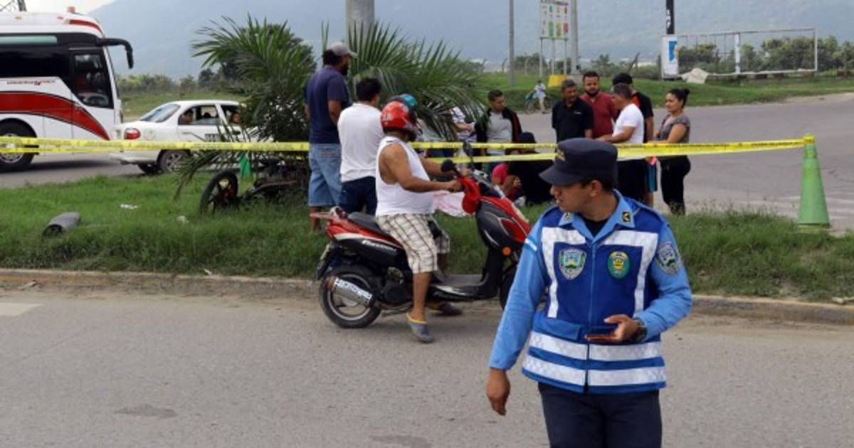 Motociclista muere al estrellarse contra un poste