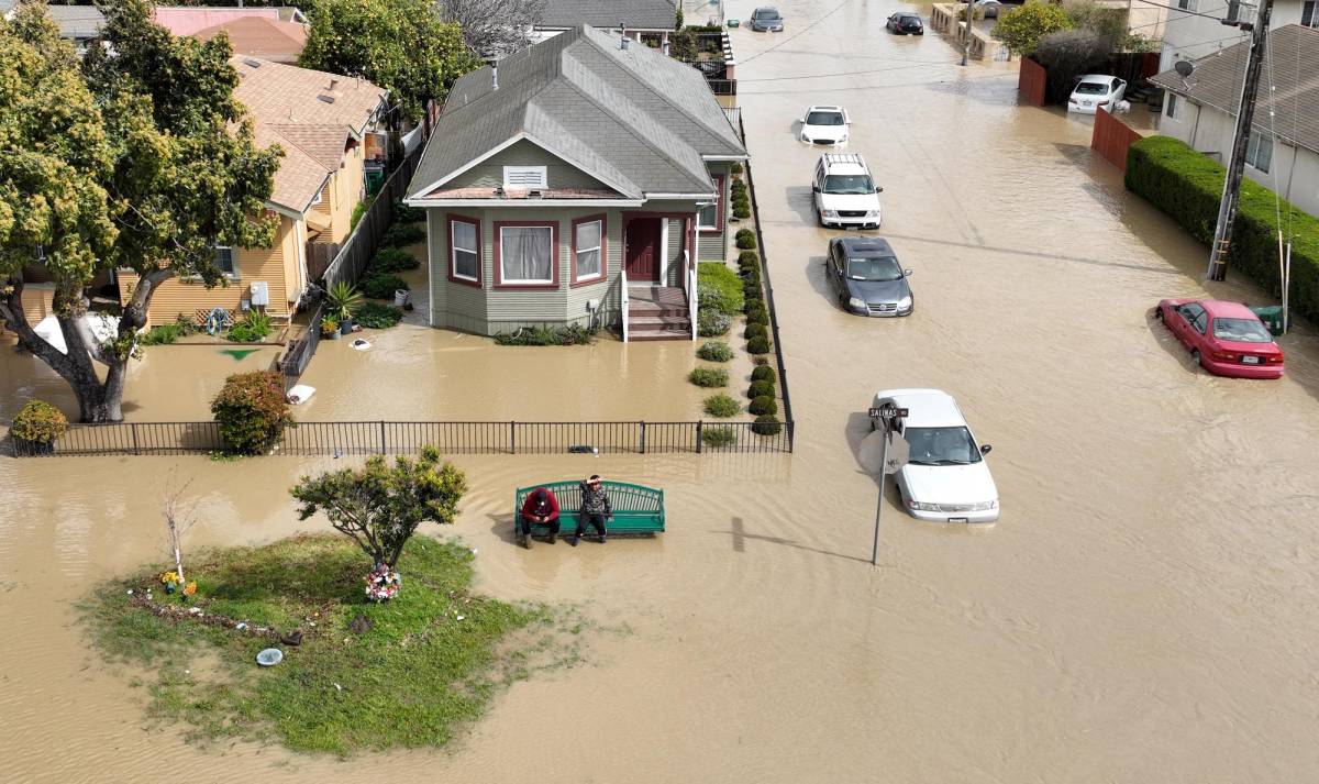 Una tormenta en California deja al menos dos muertos y rompe un dique