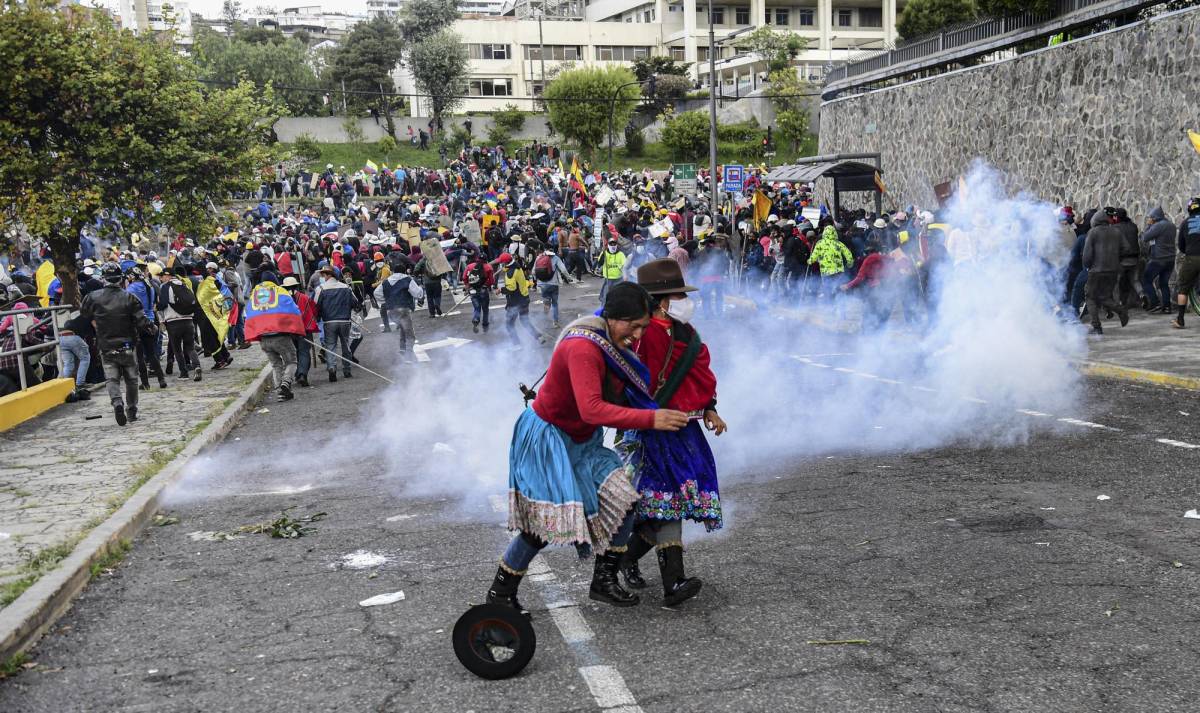 Caos en Quito: Manifestantes intentan entrar al Congreso y la policía los dispersa