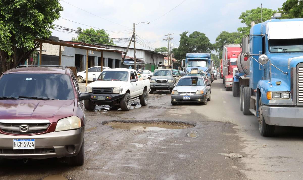 Conductores viven calvario por enormes baches en Segundo Anillo