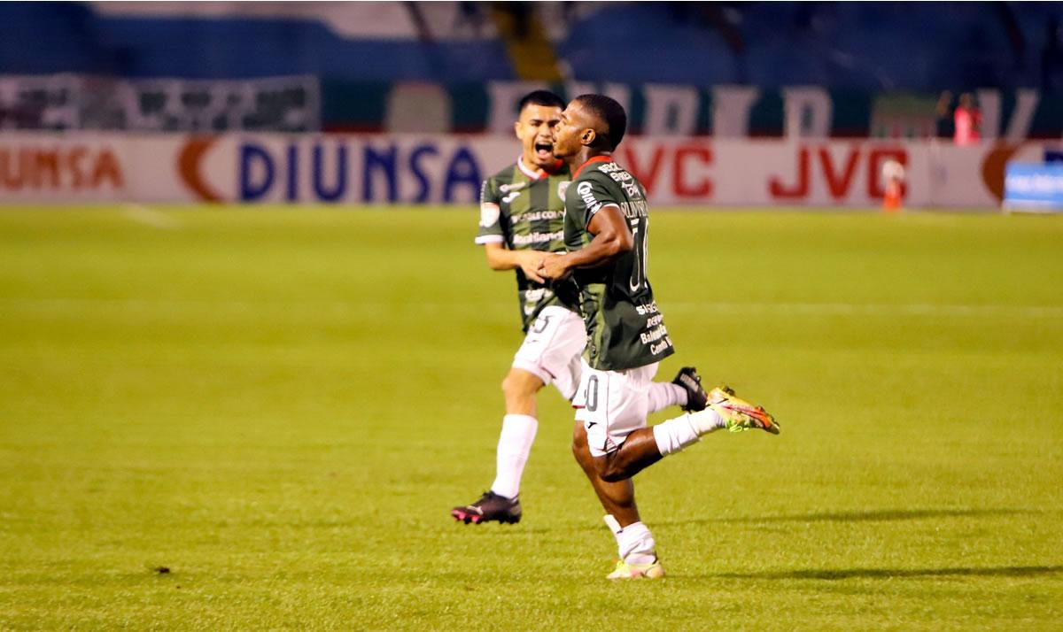 Solani Solano corriendo a celebrar su golazo en el derbi sampedrano.