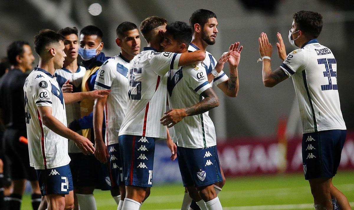 Jugadores de Vélez celebrando la victoria ante Boca Juniors al final del partido.