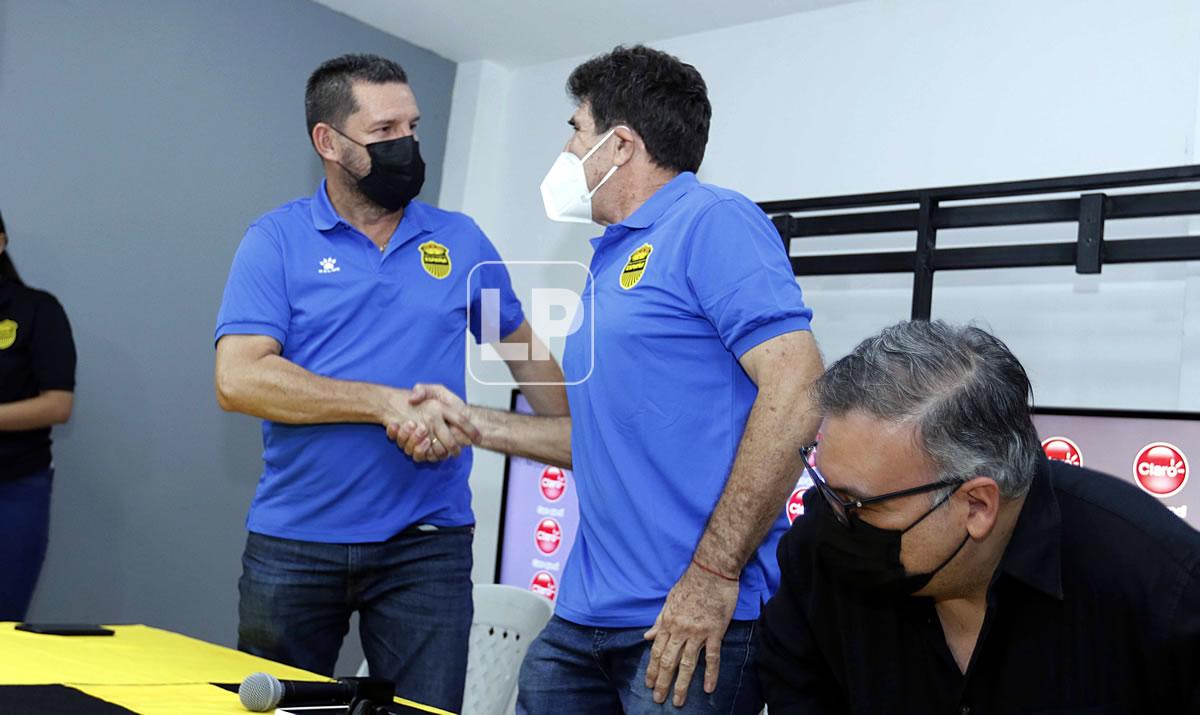 Javier Delgado saludando al entrenador argentino durante su presentación.