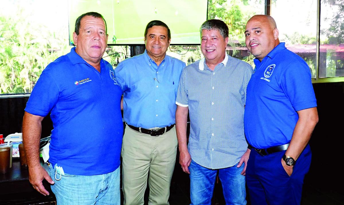 Alberto Chedrani dio la bienvenida a Hernán Darío Gómez a su llegada a San Pedro Sula.