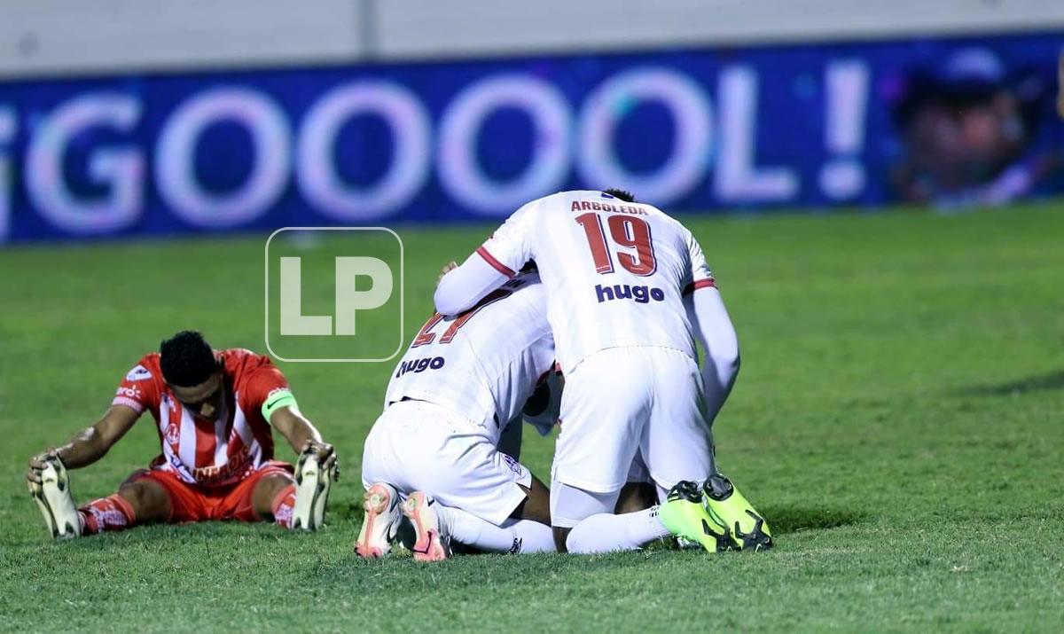 Jerry Bengtson se hincó para celebrar su gol y fue felicitado por sus compañeros.
