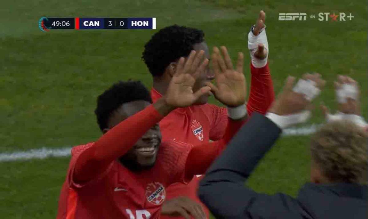 Jugadores de Canadá festejando el gol de Jonathan David.