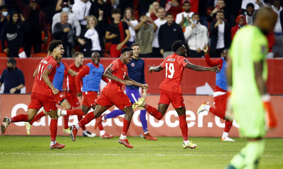 Alphonso Davies celebrando su gol contra Panamá.