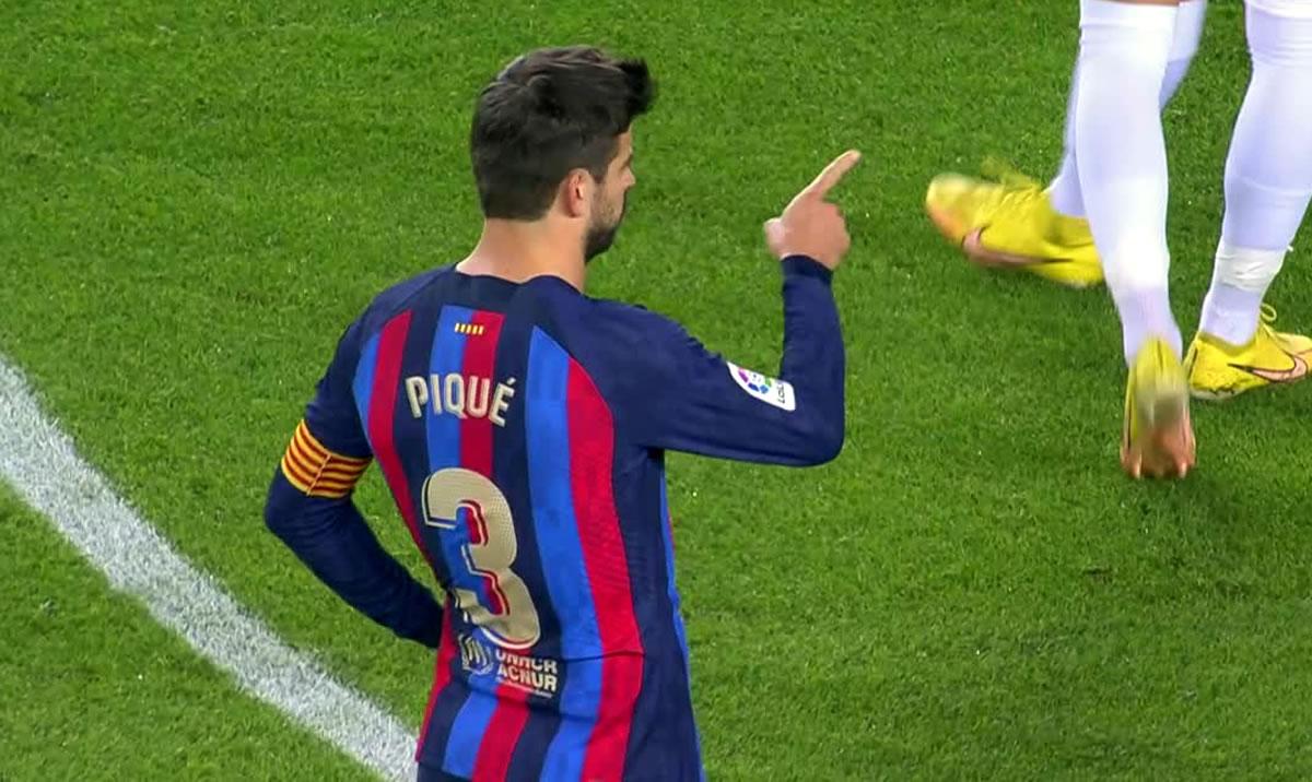Momento en el que Gerard Piqué señala a Robert Lewandowski para que tirara el penal.
