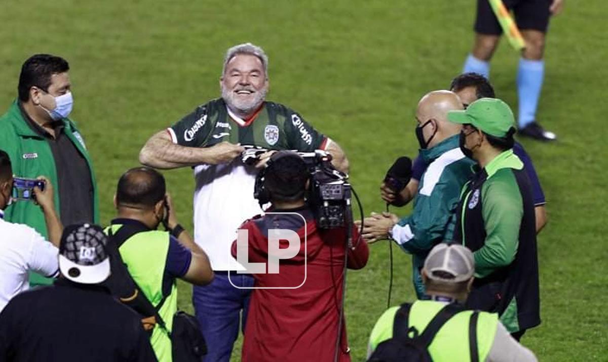 Roberto Contreras colocándose la camiseta de Marathón que le regaló Orinson Amaya.