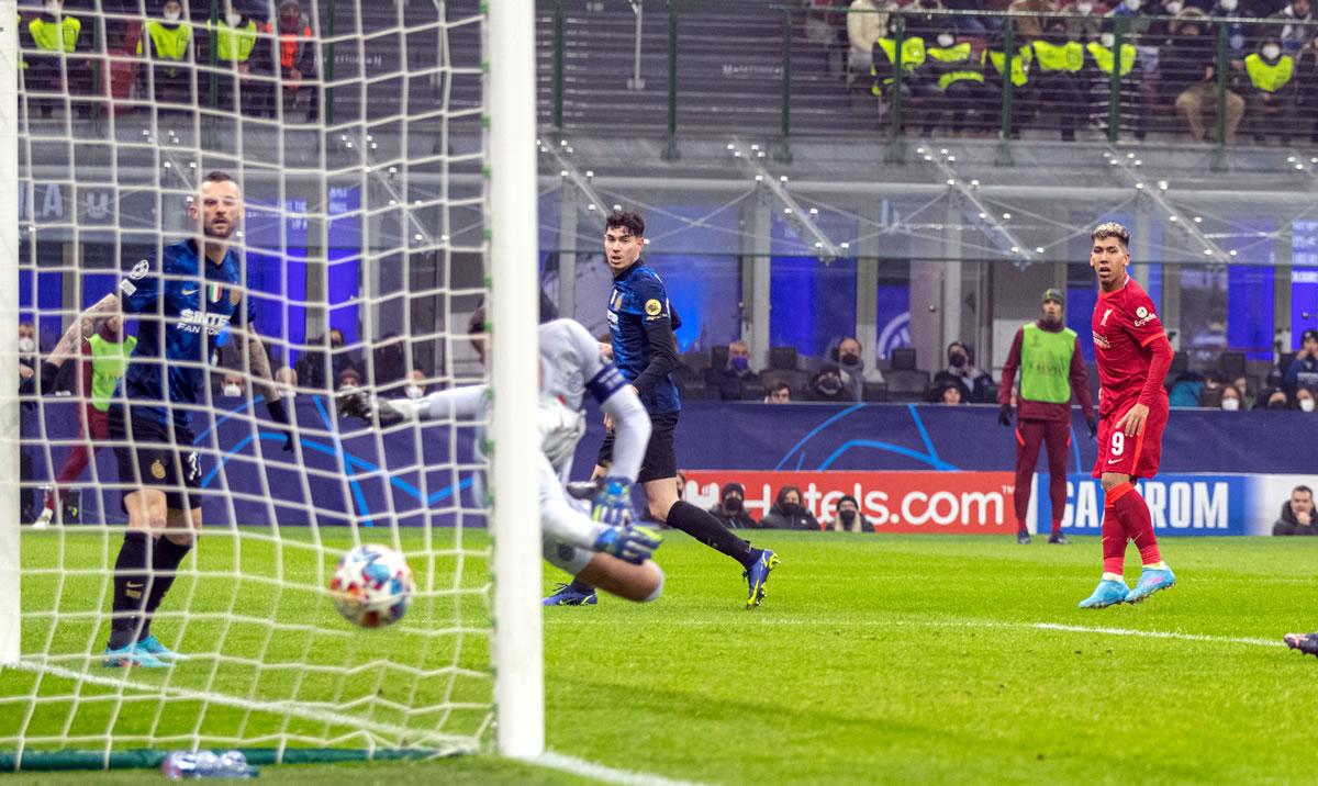 El balón entrando a la portería del Inter tras el cabezazo de Firmino.