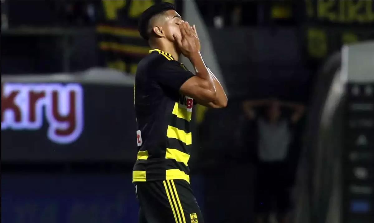 El futbolista hondureño se lamenta al no poder marcar frente al Maccabi Tel Aviv.