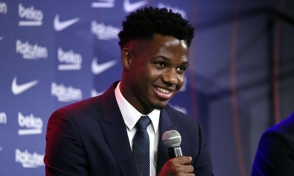 Ansu Fati se mostró feliz de poder seguir en el Barcelona.