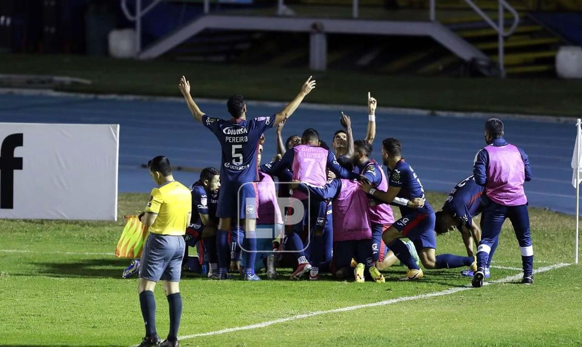 El festejo de los jugadores de Motagua tras el gol de Marco Tulio Vega.