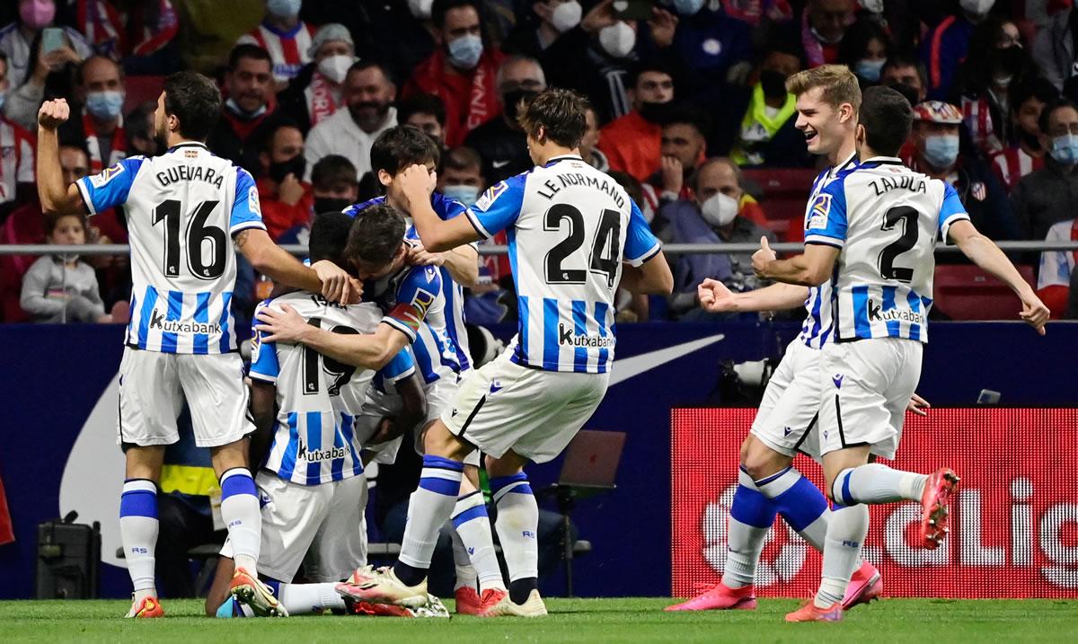 Los jugadores de la Real Sociedad celebrando el tanto de Alexander Isak.