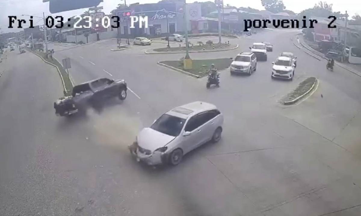 Por homicidio imprudente acusan a conductor de pick up que se pasó semáforo en rojo y murió bebé