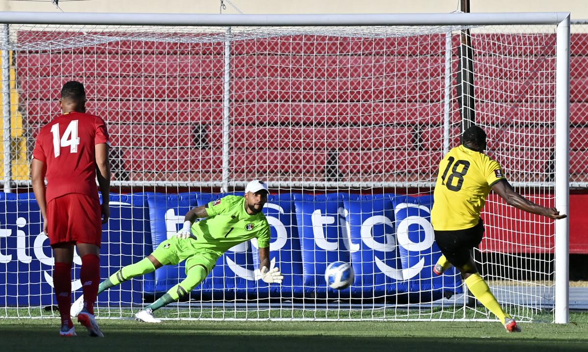El jamaicano Michail Antonio marcando de penal ante el portero Luis Mejía.