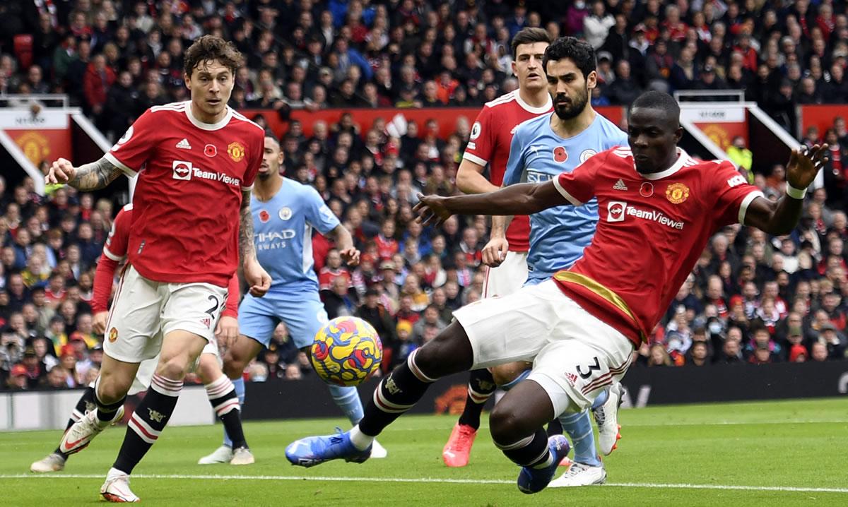 Eric Bailly se convirtió en el primer futbolista en marcar un autogol en el derbi de Manchester.